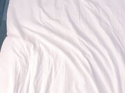 罕见无毛一线天满天穴 柔软奶子粉嫩小妞 假屌伺候再操逼 正入抽插奶子直晃