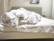 你要是让我怀孕你就废了 勾搭同学的妈妈 套都戳破了 让她埋头吃屌主动骑乘