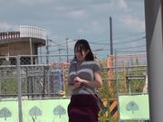 拥挤电车上被吊环束缚 双乳同时被开发的巨乳美女二羽纱爱2