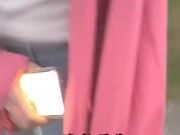 小伙在校园里搭讪清纯小处女 带到酒店玩弄处女逼 竟然弄出高潮来