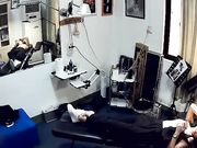 纹身诊所里偷拍奶子超大白嫩的妹子