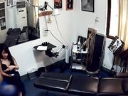 纹身诊所里偷拍奶子超大白嫩的妹子