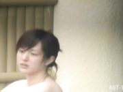 偷拍女士露天温泉浴场女人裸体泡澡