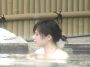 偷拍女士露天温泉浴场女人裸体泡澡