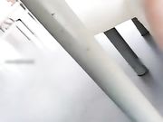 短髮白虎美眉一邊吃飯一邊無內挑逗