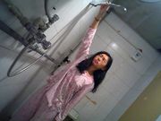 偷拍到的長得很正點的長發美眉沐浴