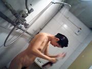 偷拍到的長得很正點的長發美眉沐浴