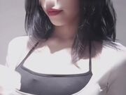 漂亮美女牛仔裤开破洞撅着屁屁被大鸡吧无套爆菊花