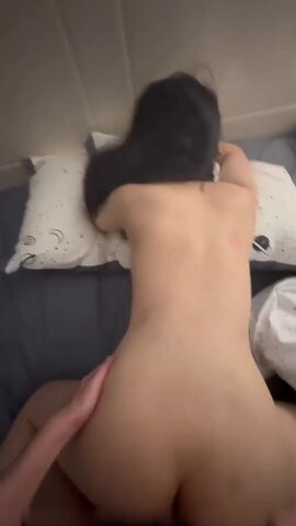 Pua约炮大佬用猫咪吸引白T恤嫩妹回家啪啪