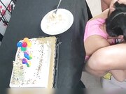 继女的成人礼 继父给18岁女儿开苞 让女儿深喉操她嫩逼