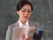 与全校最古板刻板的女老师一同上演着 公开暴露 的戏码1