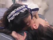 饥渴女友 时隔半月没有做爱的女友穿着女仆服叫我去她家进了卧室后就被她推倒在床
