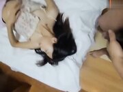 老婆不在家让两个女儿穿上黑丝制服伺候自己