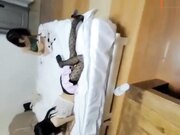 老婆不在家让两个女儿穿上黑丝制服伺候自己