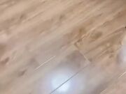 周末家里停电妹妹跑来我的出租屋避暑 看着大汗淋漓的妹妹急急忙忙跑去浴室洗澡