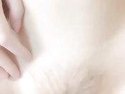 周末家里停电妹妹跑来我的出租屋避暑 看着大汗淋漓的妹妹急急忙忙跑去浴室洗澡