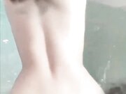 善良的小嫂子 乱伦新作和嫂子鸳鸯浴被操喷被路人看见好像拍照了