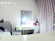 偷拍朋友的老婆穿着情趣黑丝挑逗老公 没两分钟就胶枪了