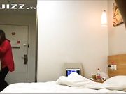 正和妈妈打电话被强行扯掉裤子操 干的太狠把美女真操哭了