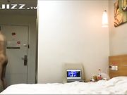 正和妈妈打电话被强行扯掉裤子操 干的太狠把美女真操哭了