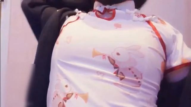 网红少女三寸萝莉之旗袍潮吹香蕉君 假阳具抽插超粉嫩鲍