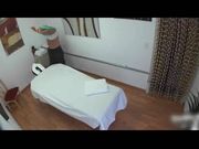 年轻的按摩女郎看客户的鸡巴大忍不住坐上去疯狂扭