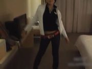 极品妹子操一会爽的配合起来 还把鸡巴舔干净