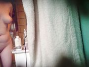 激情偷拍一起合租的清純妹子沐浴搽逼 貌似刮毛了