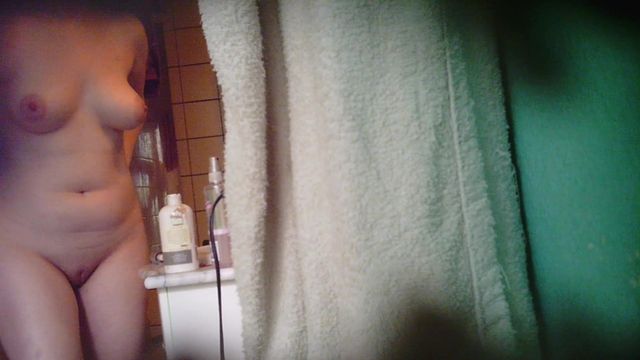 激情偷拍一起合租的清純妹子沐浴搽逼 貌似刮毛了