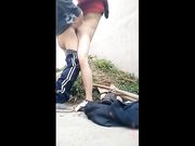 网红演绎留守村姑被农田劳作归来的农民大叔在农家小院里强搞