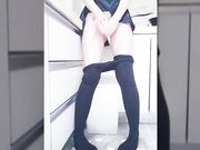 无毛美腿小妹妹拿起厨房的刷子自己插逼逼