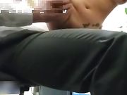 想升职97年超懂事的小秘书每天上班都会躲在办公桌下面给领导吃鸡巴