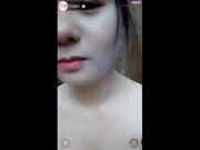 白嫩大眼萌妹温泉直播让人摸奶摸逼 还给别人打飞机这小哥不知道有没有幸福来敲门的感觉