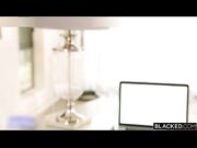 白人女秘书给自己的黑人老板放松压力