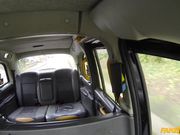 性感开放大姐直接在出租车上换衣服