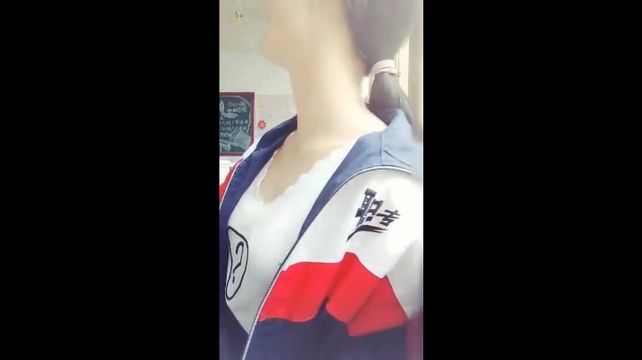 职业大专学妹教室玩直播狼友刷个飞机马上到厕所给大家看硬货对白清晰