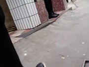 城中村嫖妓之站在巷口打扮的挺时髦的短裙妹子估计没干多久逼逼挺紧