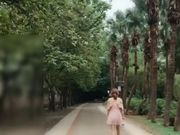 高颜值女神美女公园散步时被人尾随搭讪挑逗后在凉亭啪啪