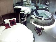 让人羡慕的猥琐眼镜胖哥宾馆约炮苗条丸子头小美女阴毛稀疏口活很赞好菜让猪拱