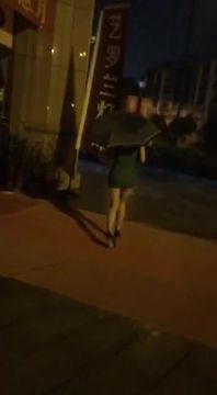 网红美美姐精彩演绎下夜班的酒吧小姐被色狼尾随跟踪到楼道里强干惊险刺激