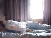 约炮影视剧组内实习妹子按在床边爆操啊啊淫声不断没经同意直接内射了