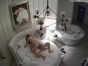 清纯漂亮的大学短裙美女酒店被强壮中年大叔一炮干了30分钟直接操到高潮后满足的趴在床上任由他继续摆布