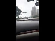 西装哥开车接女朋友下班，这女友也真饥渴大白天的让男友把车停在路边车震