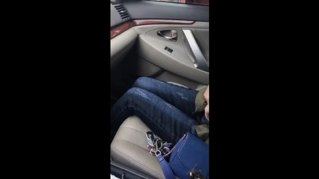 西装哥开车接女朋友下班，这女友也真饥渴大白天的让男友把车停在路边车震