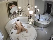 偷拍清純漂亮美女酒店爆操性欲很强