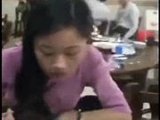 性感黑丝短裙美女下班和男同事一起吃饭时喝了加过东西的芬达后被带到酒店脱掉衣服狠狠爆操射了一背