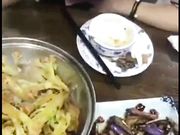 性感黑丝短裙美女下班和男同事一起吃饭时喝了加过东西的芬达后被带到酒店脱掉衣服狠狠爆操射了一背