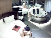 圆床套房年轻情侣激情造爱娇小短发美女被男友压着操干出好多白浆冲刺的时候超级刺激射完妹子还检查套子漏没漏