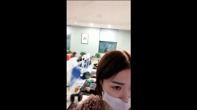 网吧色诱保安,男问:你干嘛?你是做什么的,女说:你干我就好了,问那么多干嘛!