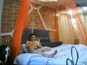 特别敏感的漂亮大眼美女酒店和新男友约会开始害羞玩手机鸡鸡插进去后爽的大叫,担心被人听见自己捂着嘴巴干!